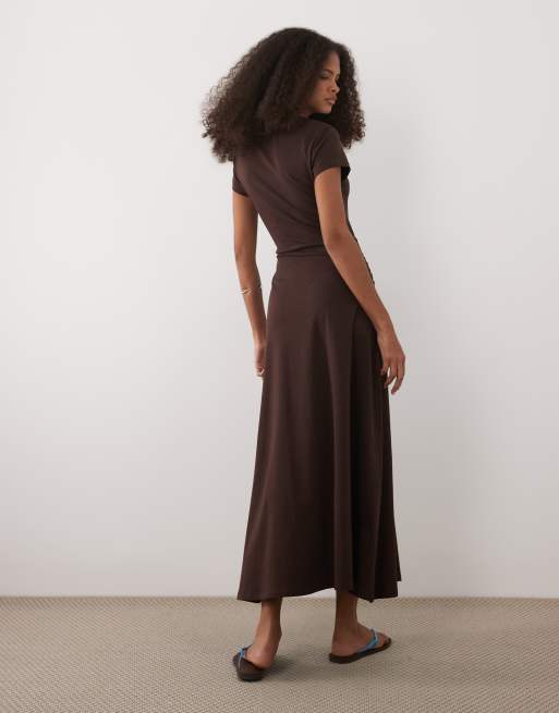 ASOS DESIGN – Chokladbrun midiklänning med korta ärmar och knytning i midjan, 4 av 4