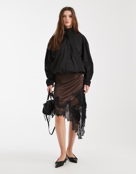 ASOS DESIGN – Chokladbrun minikjol i satin med asymmetrisk fåll - view 1