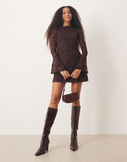 ASOS DESIGN – Chokladbrun miniklänning i blommig, flockad mesh med utställda ärmar, 2 av 4