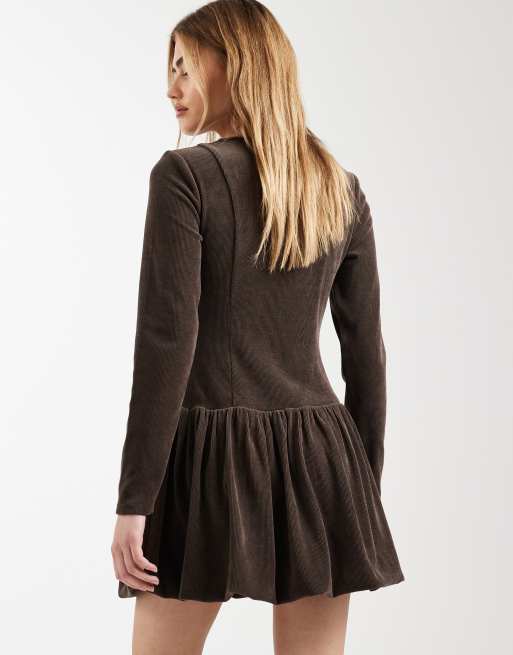 ASOS DESIGN – Chokladbrun miniklänning i manchester med sänkt midja och ballongfåll, 4 av 4