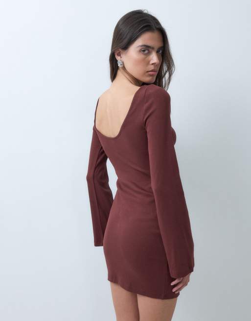 ASOS DESIGN – Chokladbrun miniklänning i satin och slipmodell med djup ringning baktill, 2 av 5