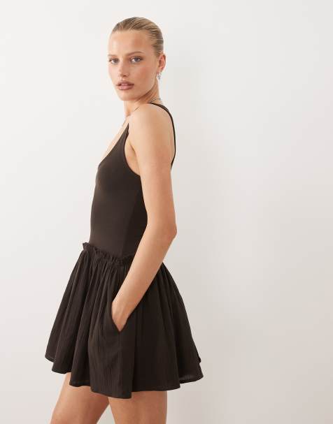 ASOS DESIGN – Chokladbrun miniklänning med sänkt midja och krinklad bomullskjol - view 1