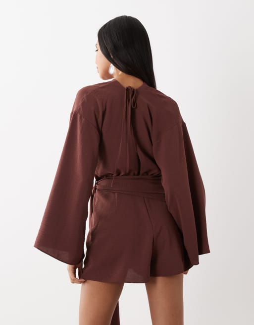 ASOS DESIGN – Chokladbrun playsuit med blusärmar och knytning i midjan, 2 av 4