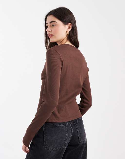 ASOS DESIGN – Chokladbrun, ribbad topp med rund halsringning och knäppning i bomull, 4 av 4