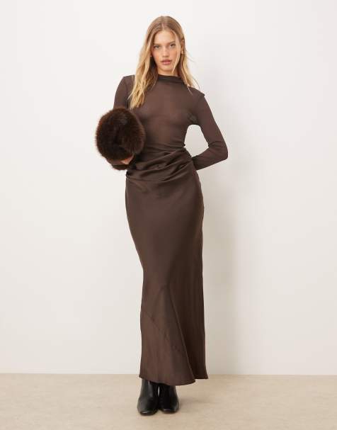 ASOS DESIGN – Chokladbrun, skir maxiklänning i satin med hög krage och draperat liv - view 1