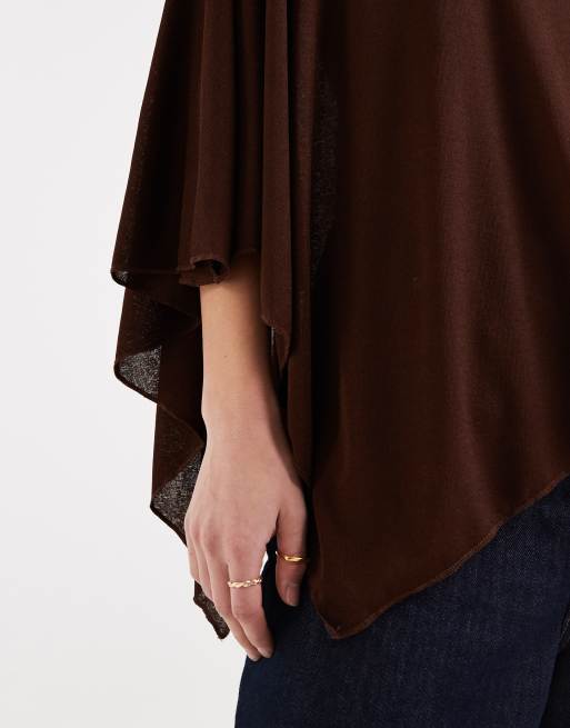 ASOS DESIGN – Chokladbrun, skir topp med asymmetrisk cape och bar axel, 4 av 4
