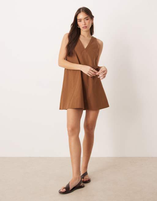 ASOS DESIGN – Chokladbrun, smockad midiklänning i bomull och linne med v-ringning, 2 av 4