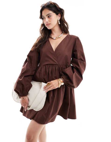 ASOS DESIGN – Chokladbrun smockklänning i bomull och minilängd med v-ringning - view 1