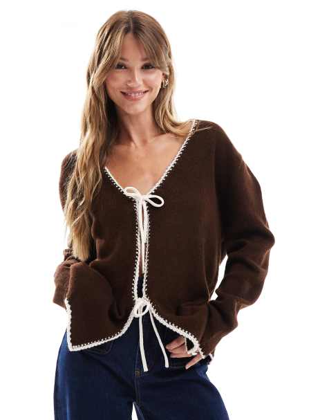 ASOS DESIGN – Chokladbrun, stickad kofta i oversize med v-ringning och knytning framtill - view 1