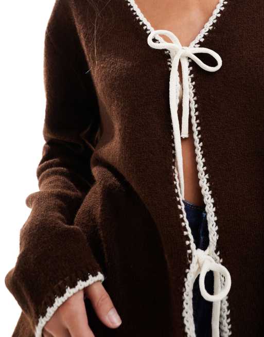 ASOS DESIGN – Chokladbrun, stickad kofta i oversize med v-ringning och knytning framtill, 3 av 4