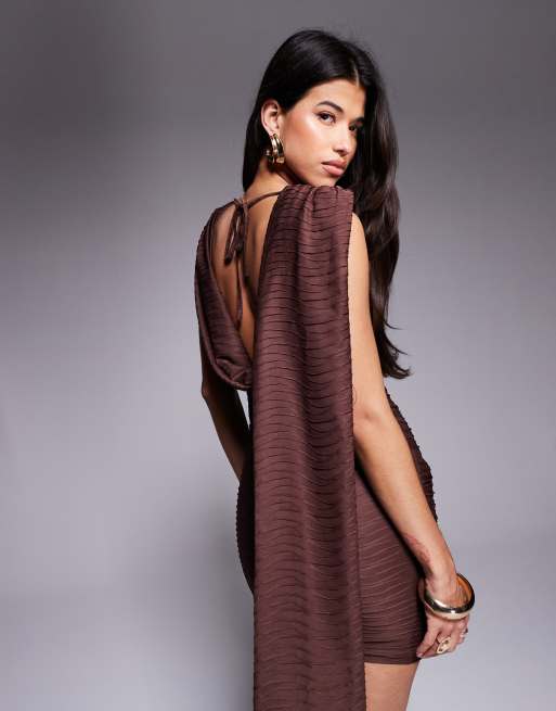 ASOS DESIGN – Chokladbrun, strukturerad miniklänning med rak ringning och draperat hänge, 2 av 4