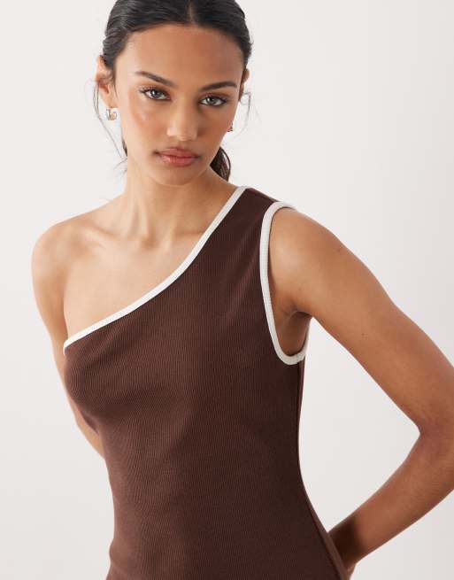 ASOS DESIGN – Chokladbrun, strukturerad, ribbad miniklänning med en bar axel, 3 av 4