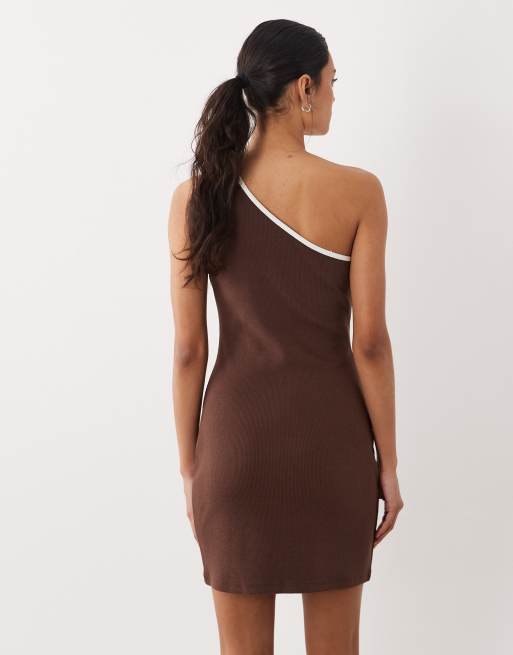 ASOS DESIGN – Chokladbrun, strukturerad, ribbad miniklänning med en bar axel, 4 av 4