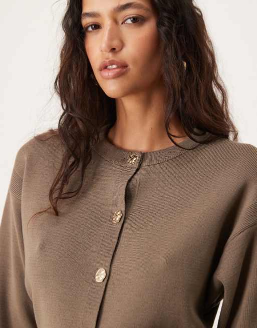 ASOS DESIGN – Chokladbrun, strukturstickad kofta med rund halsringning och guldfärgade knappar, 3 av 4