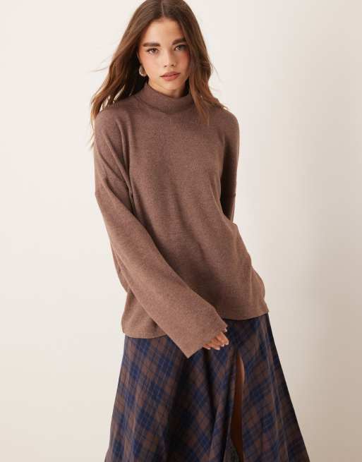 ASOS DESIGN – Chokladbrun, supermjuk topp med hög ringning och boxig passform