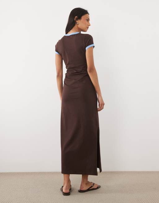 ASOS DESIGN – Chokladbrun t-shirtklänning i midilängd med kantrand, 4 av 4