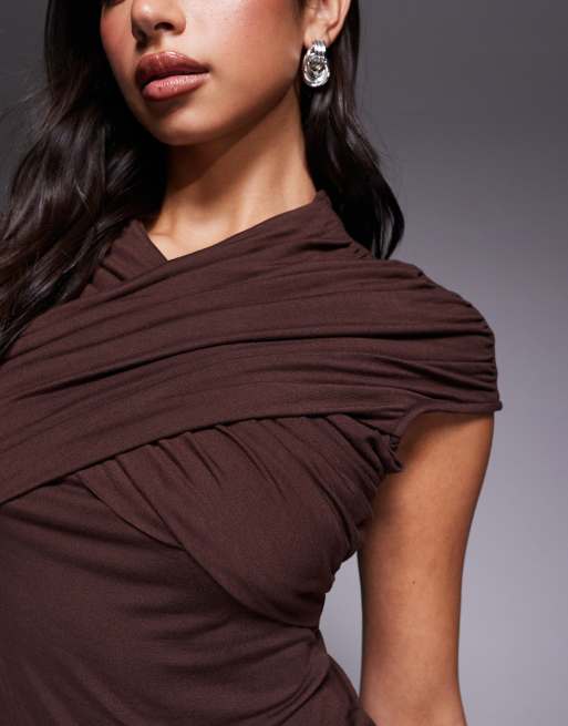 ASOS DESIGN – Chokladbrun topp med drapering, omlottdesign framtill och korta ärmar, 3 av 4