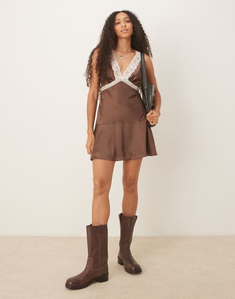 ASOS DESIGN – Chokladbrun, vippig miniklänning i satin med spetsdetaljer - view 1