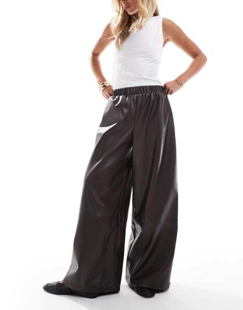 ASOS DESIGN – Chokladbruna byxor i läderimitation och oversize med volym - view 1