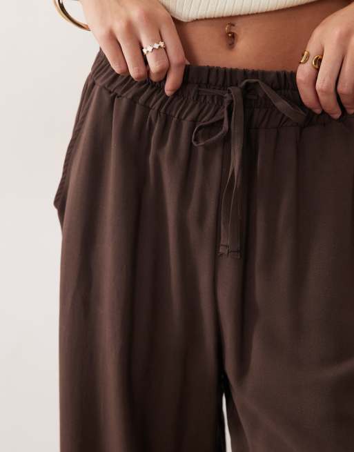 ASOS DESIGN – Chokladbruna byxor i linnemix med dragsko i midjan och vida ben, 4 av 5