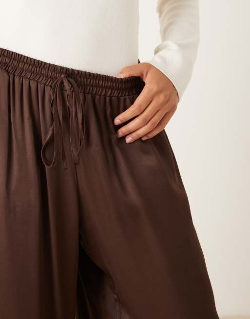 ASOS DESIGN – Chokladbruna byxor i satin med vida ben och spetskant, 2 av 5