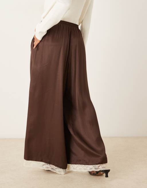 ASOS DESIGN – Chokladbruna byxor i satin med vida ben och spetskant, 3 av 5
