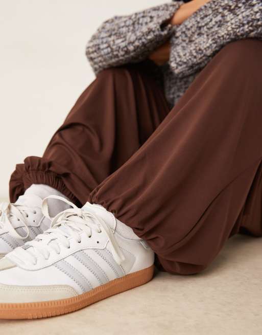 ASOS DESIGN – Chokladbruna byxor med bomullskänsla och ballongben, 2 av 5