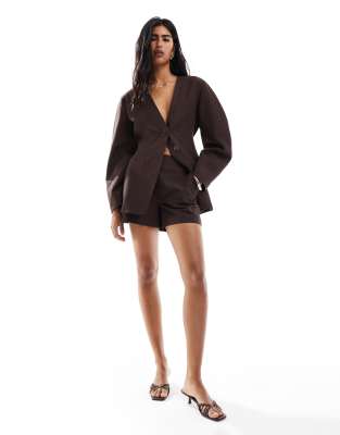 ASOS DESIGN – Chokladbruna, figursydda, långa shorts i linnemix - view 1