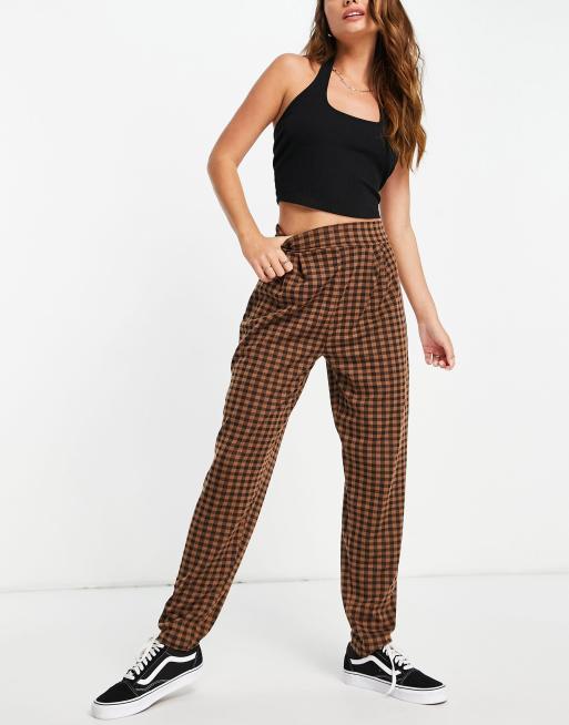 ASOS DESIGN – Chokladbruna, ginghamrutiga och avsmalnande kostymbyxor i jersey