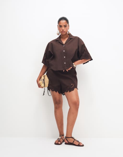ASOS DESIGN – Chokladbruna jeansshorts med utskurna detaljer, del av set, 2 av 7