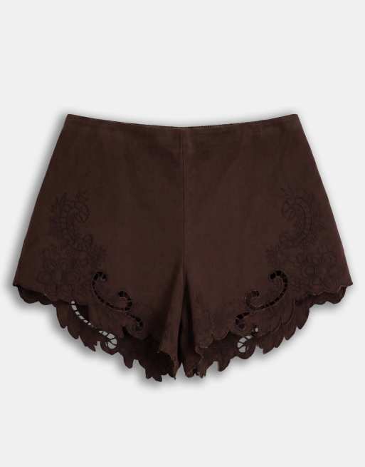 ASOS DESIGN – Chokladbruna jeansshorts med utskurna detaljer, del av set, 6 av 7