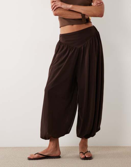 ASOS DESIGN – Chokladbruna, korta, mjuka ballongbyxor med brett midjeband, 2 av 5