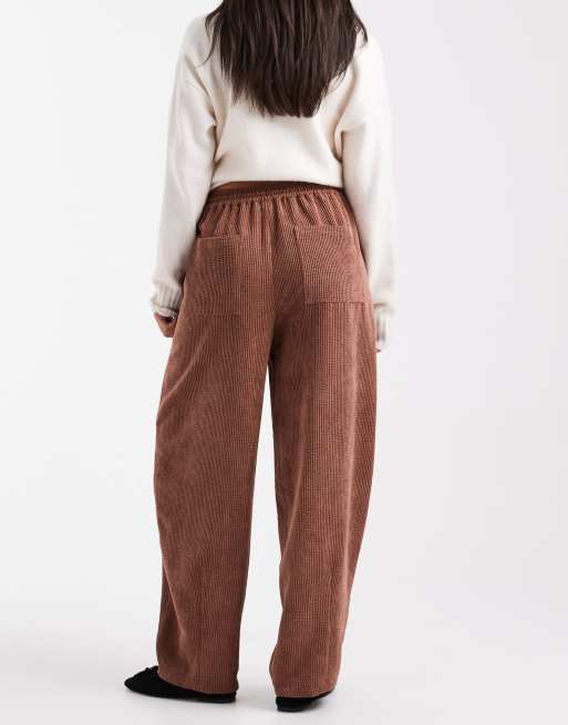 ASOS DESIGN – Chokladbruna manchesterbyxor i dra på-modell med barrelben, 4 av 5
