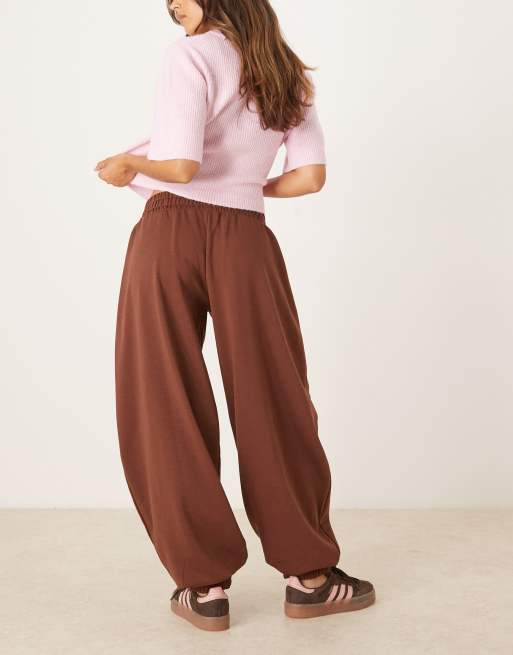 ASOS DESIGN – Chokladbruna mjukisbyxor med låg midja, barrelben och ledig passform, 5 av 5