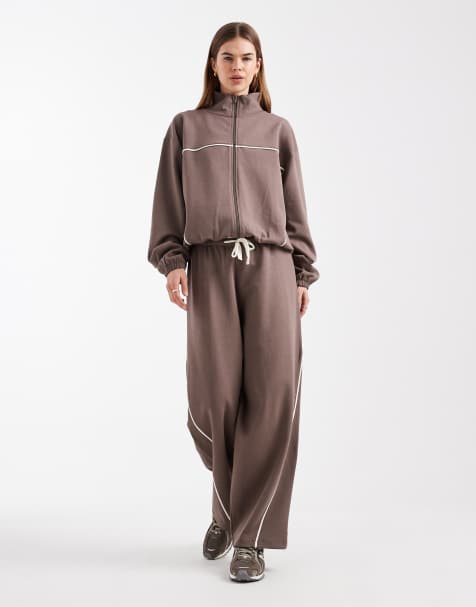ASOS DESIGN – Chokladbruna mjukisbyxor med vida ben och kontrasterande sömmar, del av set - view 1
