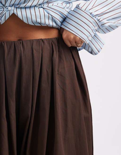 ASOS DESIGN – Chokladbruna poplinbyxor med ballongfåll, 4 av 5