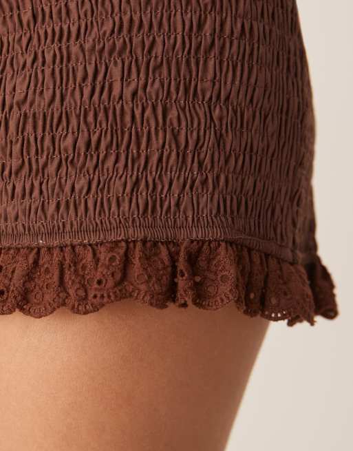 ASOS DESIGN – Chokladbruna, smockade, korta shorts med spentskant, 5 av 5