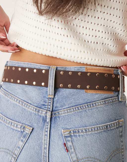 ASOS DESIGN – Chokladbrunt höft- och midjeskärp i mockaimitation med nitar, 2 av 3