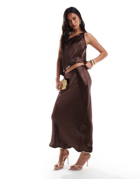 ASOS DESIGN – Chokladbrunt set i satin med asymmetrisk topp med snurrad knut och diagonalskuren maxikjol - view 1