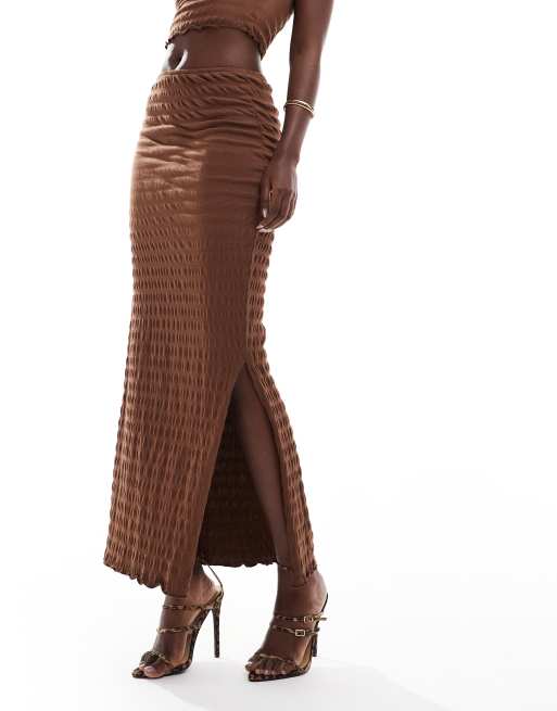 ASOS DESIGN – Chokladbrunt set med smockad, texturerad bandeau-topp och rak maxikjol, 3 av 4