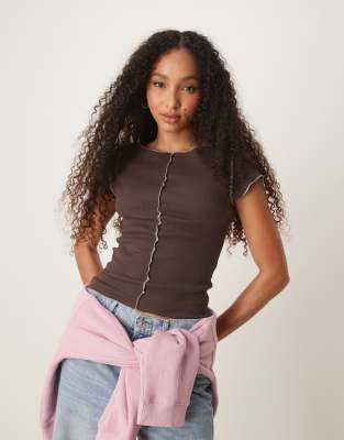 ASOS DESIGN - Chokoladebrun baby-T-shirt med små ærmer og pink sømdetaljer - view 1