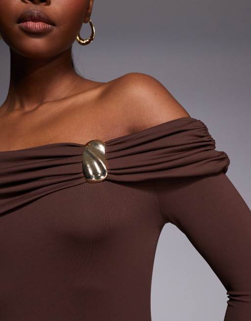 ASOS DESIGN - Chokoladebrun bardot-top i polyamid med guldfarvet metaldetalje, 2 af 4