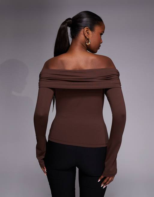 ASOS DESIGN - Chokoladebrun bardot-top i polyamid med guldfarvet metaldetalje, 3 af 4