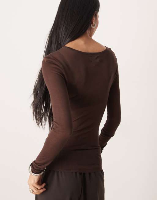 ASOS DESIGN - Chokoladebrun blød top i gennemsigtigt strik med rynker i siden, 4 af 4