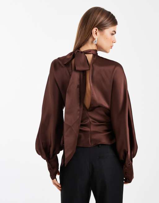 ASOS DESIGN - Chokoladebrun bluse i satin med høj hals og flagermusærmer, 2 af 4
