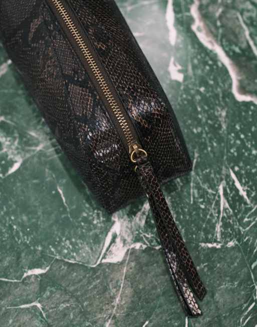 ASOS DESIGN - Chokoladebrun clutch-taske i penalhusform med tekstur og slangeprint, 4 af 4
