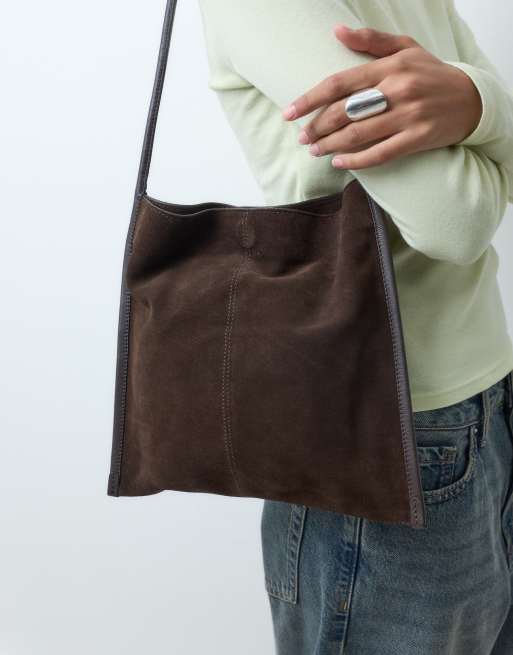 ASOS DESIGN - Chokoladebrun flad skuldertaske i ruskind, 4 af 5