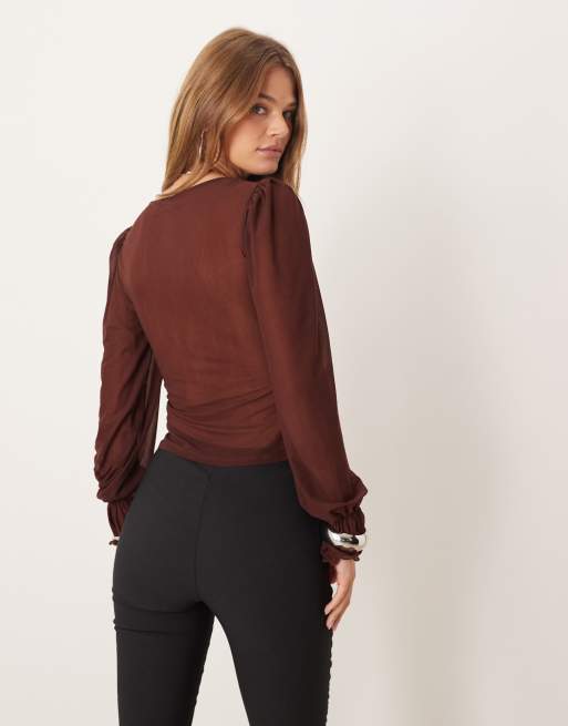 ASOS DESIGN - Chokoladebrun halvgennemsigtig top med V-hals og lange ærmer, 3 af 4