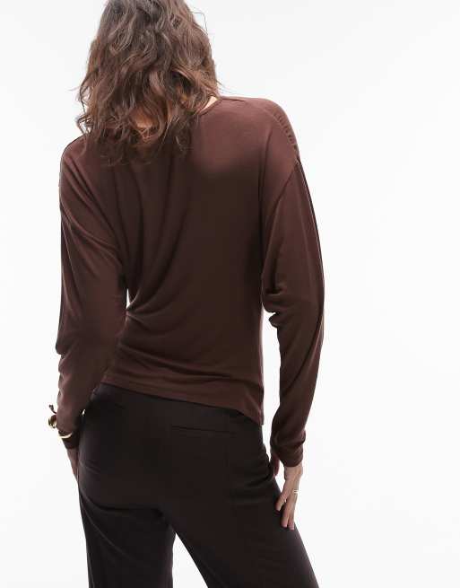ASOS DESIGN - Chokoladebrun langærmet top i blødt materiale med snoning over skulderen, 4 af 4