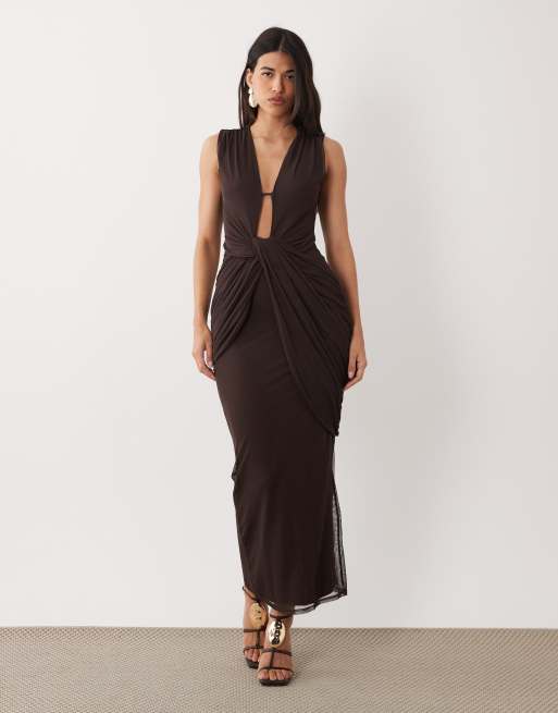 ASOS DESIGN - Chokoladebrun maxikjole i mesh med dyb udskæring og rynkede detaljer, 3 af 4